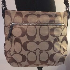 Coach F15067 duffle bag with adjustable strap